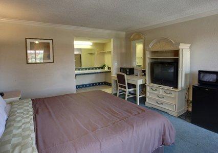 Express & Airport Motel