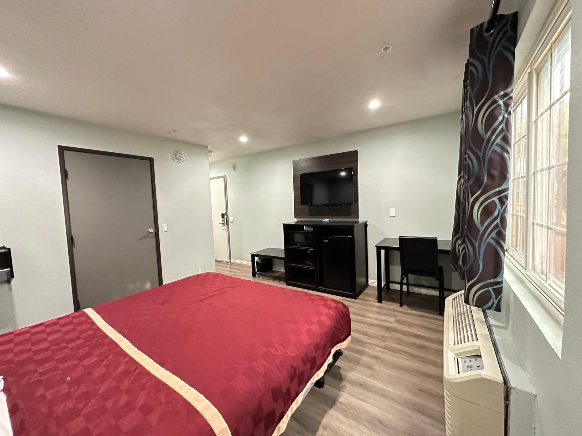 Express & Airport Motel Ontario