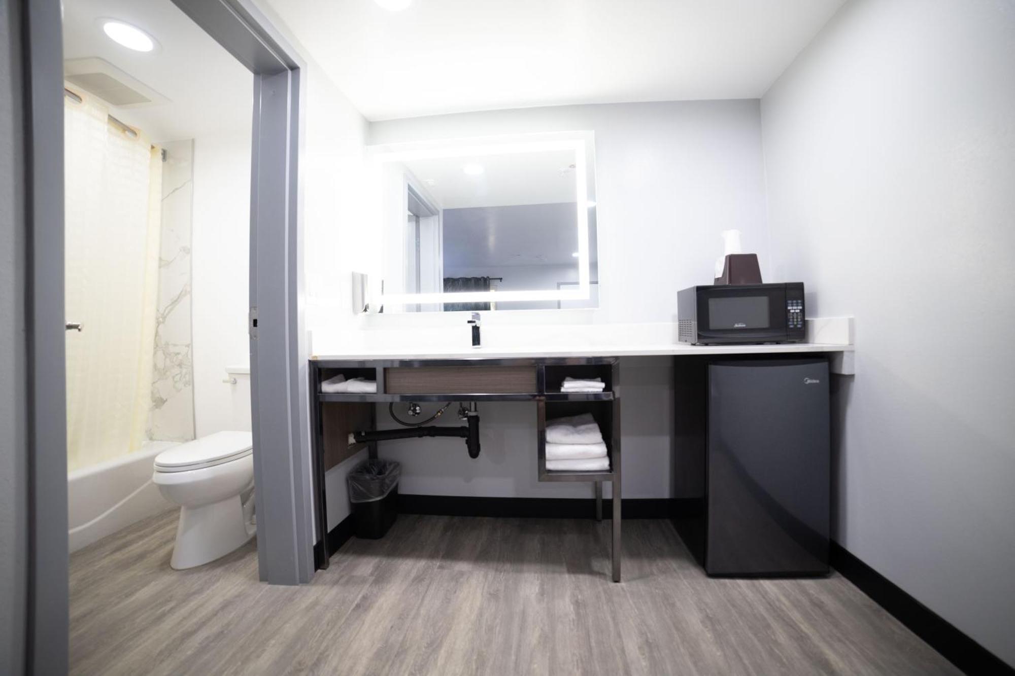 Express & Airport Motel